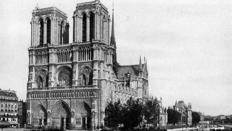 L'architecture gothique emblématique de Notre-Dame de Paris, symbole de la parole belle et du patrimoine français
